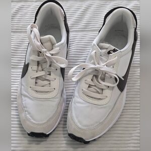 Nike Women's White and Black Retro Runner Sneakers-no Insert!